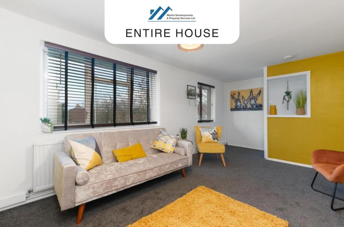 West Drayton Vacations - Brambles House West Drayton 3 Bedroom House with parking By MDPS - Property Image 1