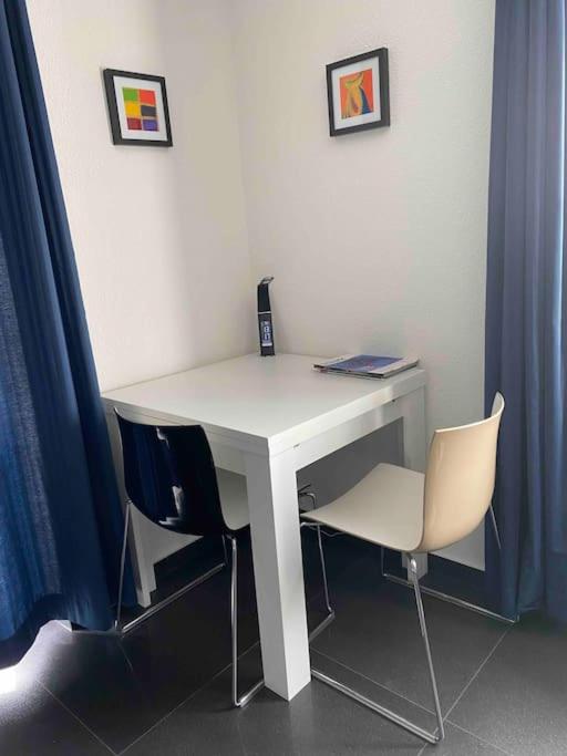 Preiswertes stilvolles Zimmer im privaten Haus mit großem schönem modernem Gemeinschaft Badenzimmer