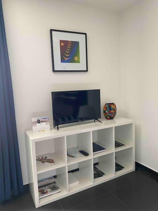Preiswertes stilvolles Zimmer im privaten Haus mit großem schönem modernem Gemeinschaft Badenzimmer