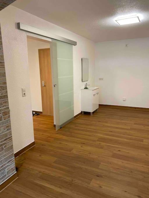 Preiswertes stilvolles Zimmer im privaten Haus mit großem schönem modernem Gemeinschaft Badenzimmer