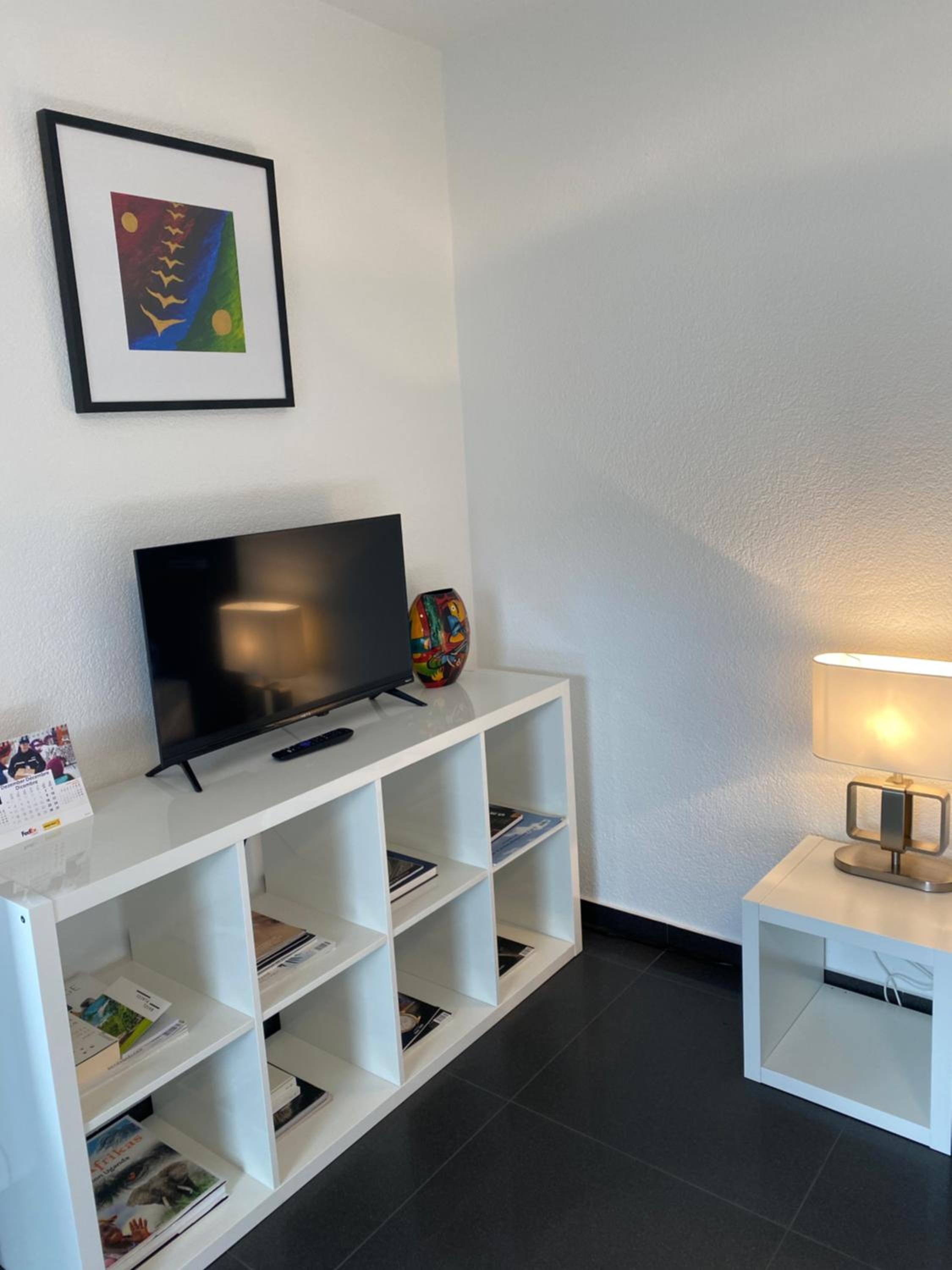 Preiswertes stilvolles Zimmer im privaten Haus mit großem schönem modernem Gemeinschaft Badenzimmer