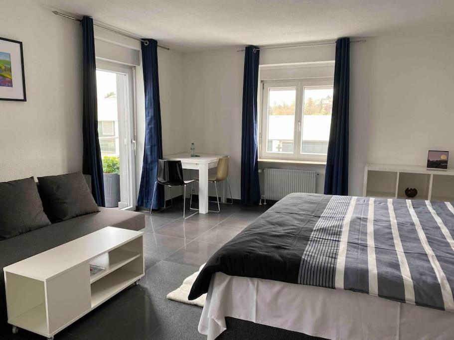 Preiswertes stilvolles Zimmer im privaten Haus mit großem schönem modernem Gemeinschaft Badenzimmer