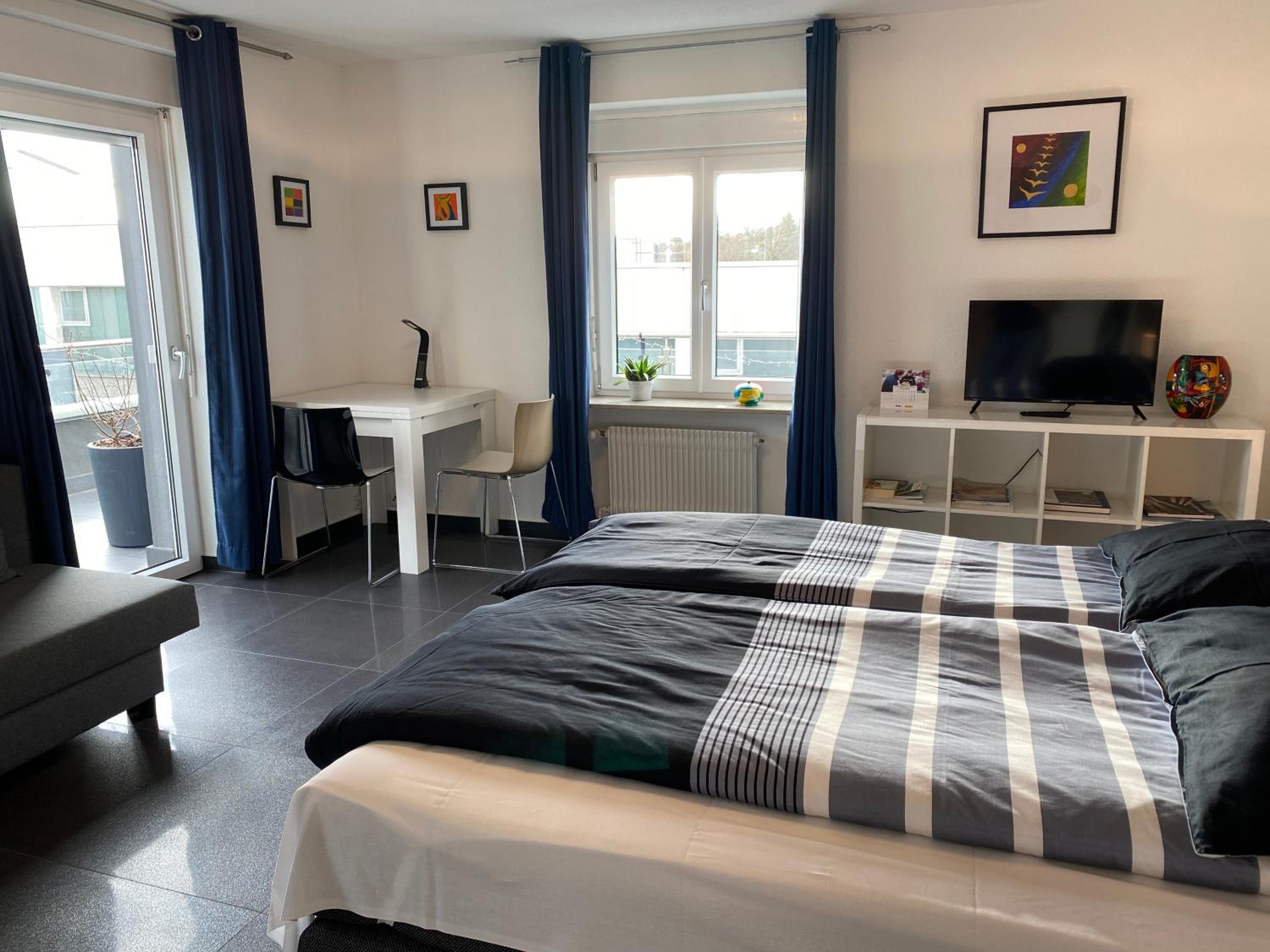 Preiswertes stilvolles Zimmer im privaten Haus mit großem schönem modernem Gemeinschaft Badenzimmer