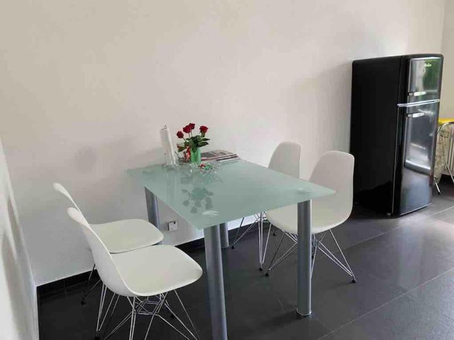 Preiswertes stilvolles Zimmer im privaten Haus mit großem schönem modernem Gemeinschaft Badenzimmer