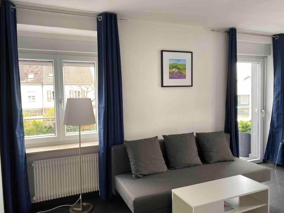 Preiswertes stilvolles Zimmer im privaten Haus mit großem schönem modernem Gemeinschaft Badenzimmer