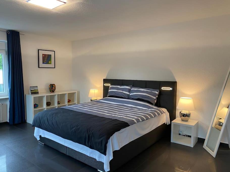 Preiswertes stilvolles Zimmer im privaten Haus mit großem schönem modernem Gemeinschaft Badenzimmer