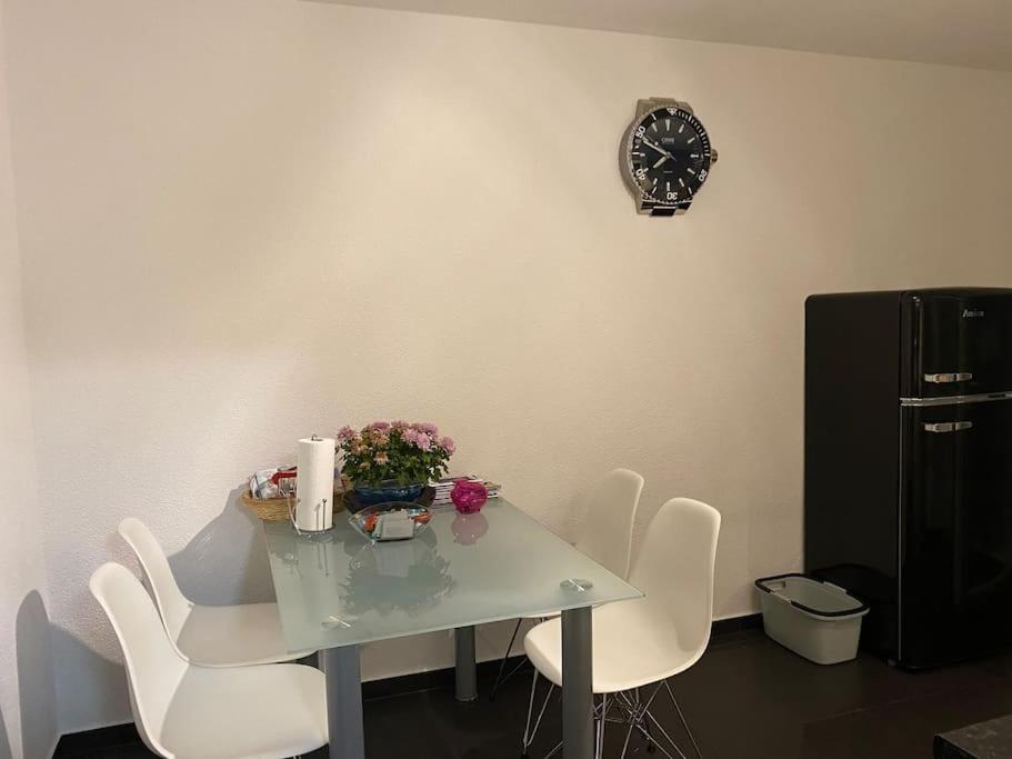 Preiswertes stilvolles Zimmer im privaten Haus mit großem schönem modernem Gemeinschaft Badenzimmer