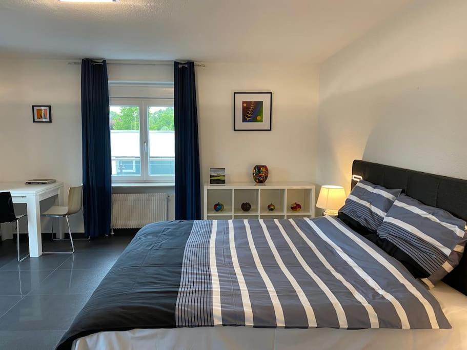 Preiswertes stilvolles Zimmer im privaten Haus mit großem schönem modernem Gemeinschaft Badenzimmer