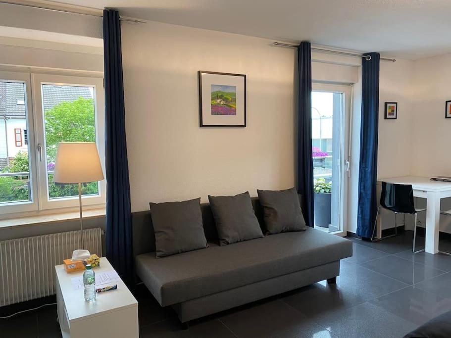 Preiswertes stilvolles Zimmer im privaten Haus mit großem schönem modernem Gemeinschaft Badenzimmer