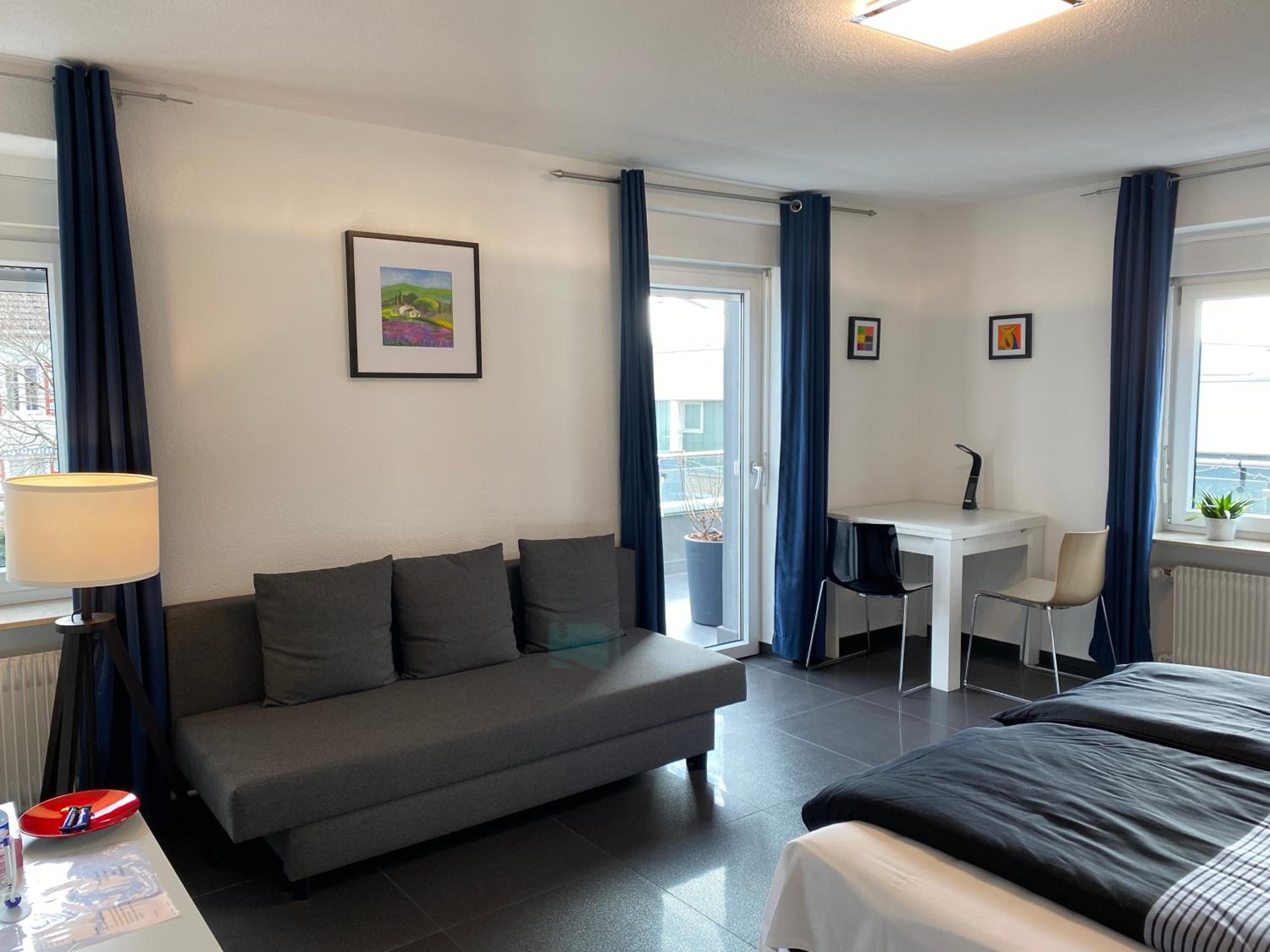 Preiswertes stilvolles Zimmer im privaten Haus mit großem schönem modernem Gemeinschaft Badenzimmer