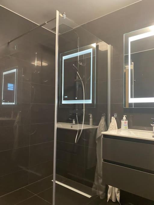 Preiswertes stilvolles Zimmer im privaten Haus mit großem schönem modernem Gemeinschaft Badenzimmer