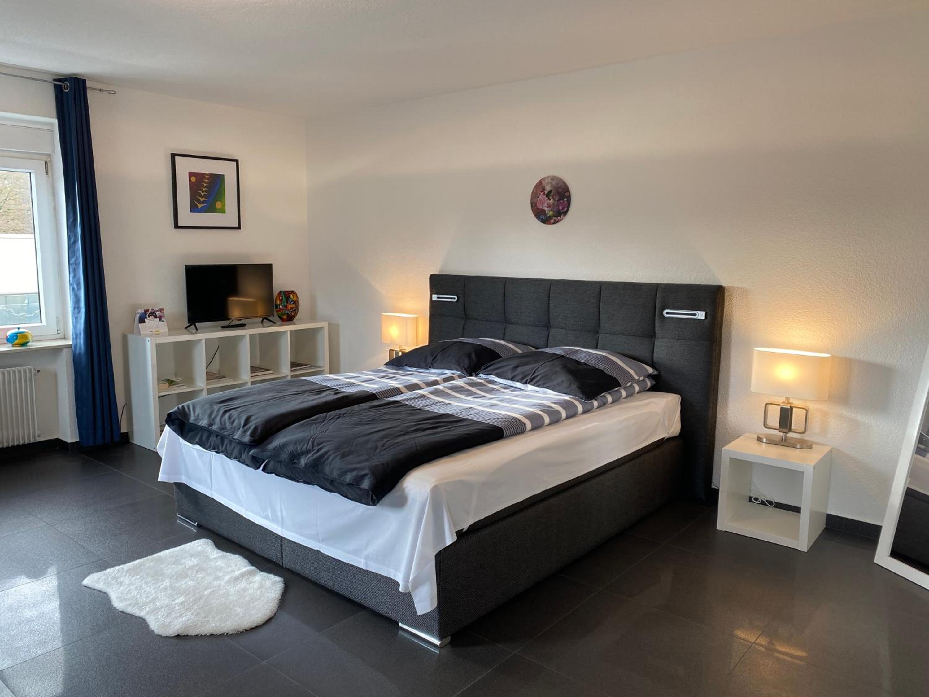 Preiswertes stilvolles Zimmer im privaten Haus mit großem schönem modernem Gemeinschaft Badenzimmer