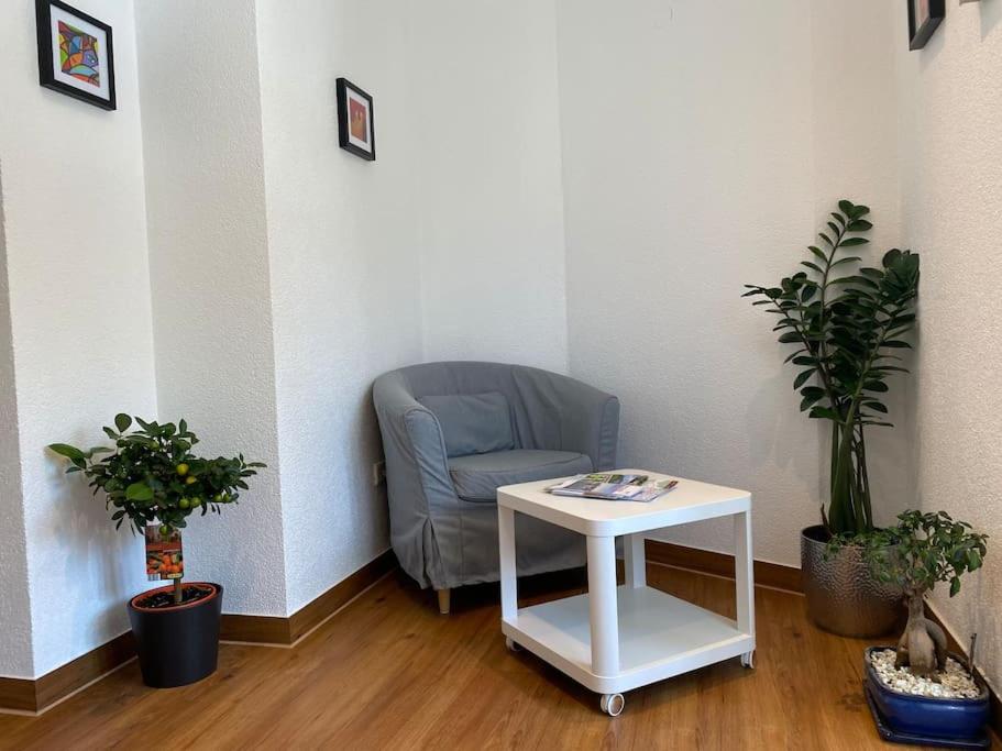Preiswertes stilvolles Zimmer im privaten Haus mit großem schönem modernem Gemeinschaft Badenzimmer
