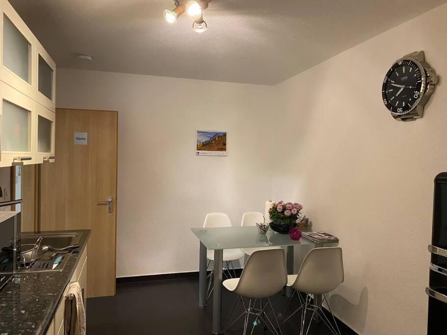 Preiswertes stilvolles Zimmer im privaten Haus mit großem schönem modernem Gemeinschaft Badenzimmer