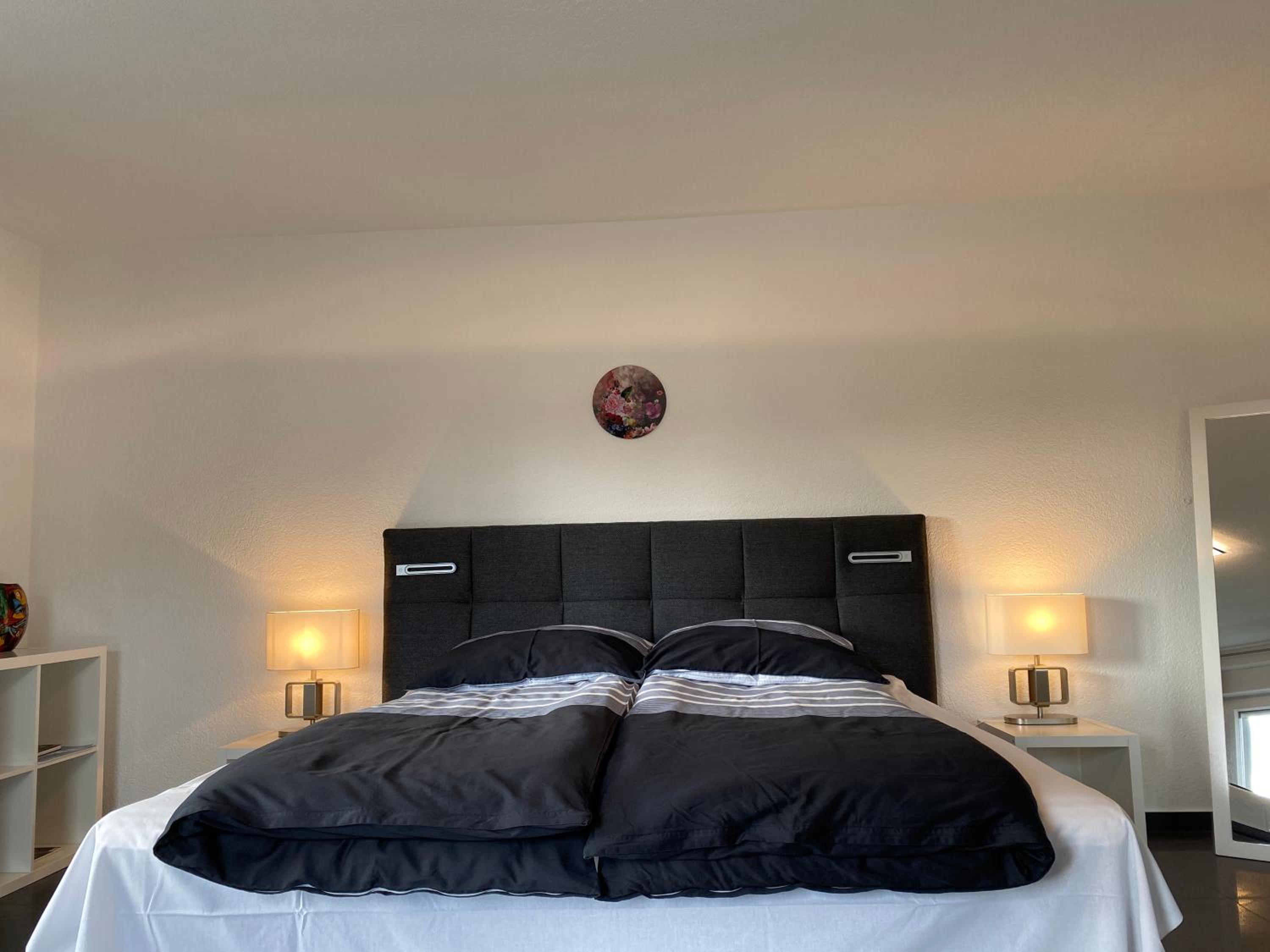 Preiswertes stilvolles Zimmer im privaten Haus mit großem schönem modernem Gemeinschaft Badenzimmer