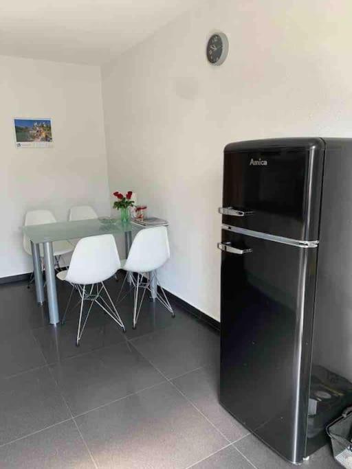 Preiswertes stilvolles Zimmer im privaten Haus mit großem schönem modernem Gemeinschaft Badenzimmer