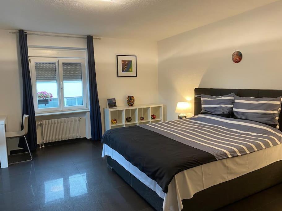 Preiswertes stilvolles Zimmer im privaten Haus mit großem schönem modernem Gemeinschaft Badenzimmer