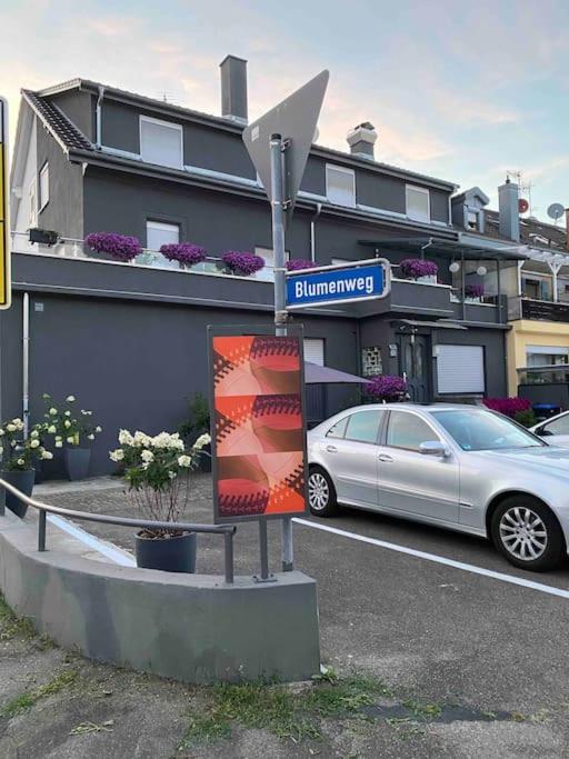 Preiswertes stilvolles Zimmer im privaten Haus mit großem schönem modernem Gemeinschaft Badenzimmer