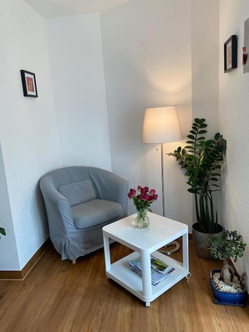 Preiswertes stilvolles Zimmer im privaten Haus mit großem schönem modernem Gemeinschaft Badenzimmer