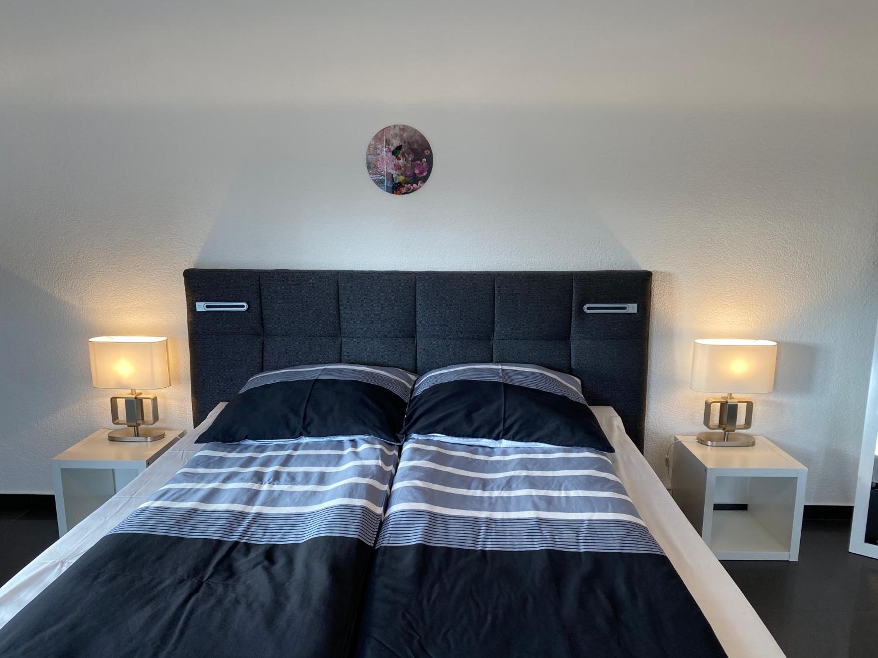 Preiswertes stilvolles Zimmer im privaten Haus mit großem schönem modernem Gemeinschaft Badenzimmer