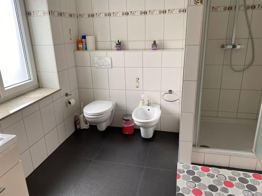 Preiswertes stilvolles Zimmer im privaten Haus mit großem schönem modernem Gemeinschaft Badenzimmer