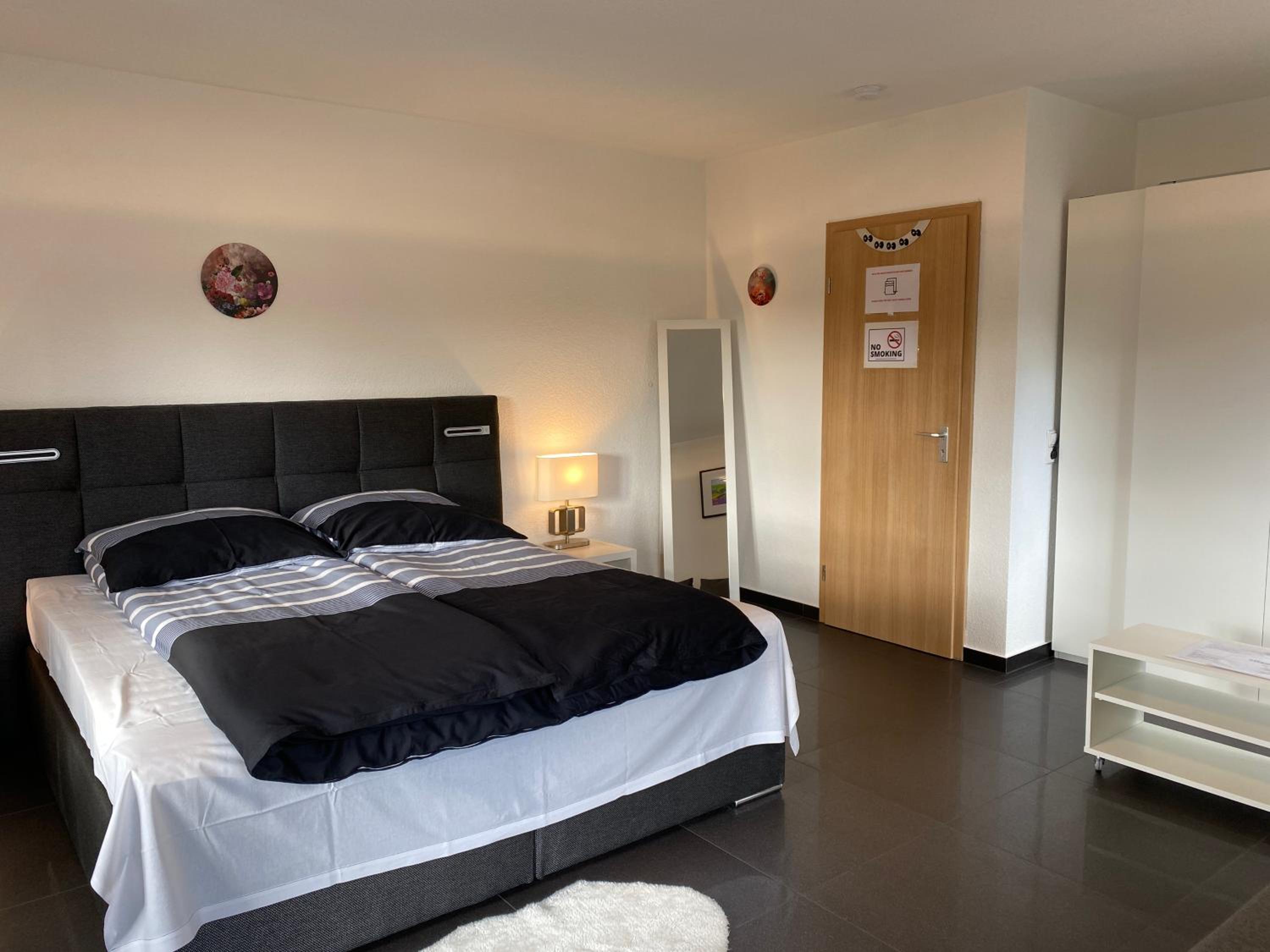 Preiswertes stilvolles Zimmer im privaten Haus mit großem schönem modernem Gemeinschaft Badenzimmer