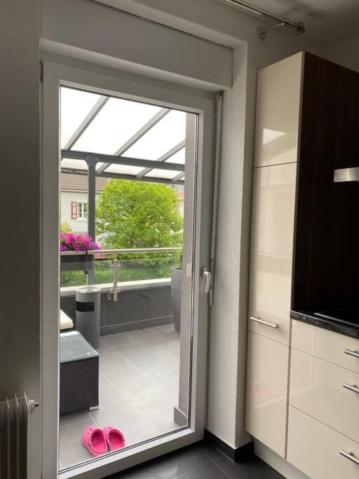 Preiswertes stilvolles Zimmer im privaten Haus mit großem schönem modernem Gemeinschaft Badenzimmer