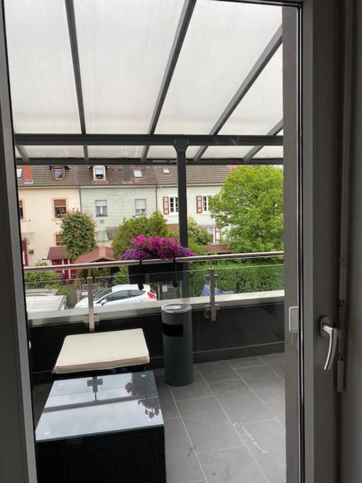 Preiswertes stilvolles Zimmer im privaten Haus mit großem schönem modernem Gemeinschaft Badenzimmer