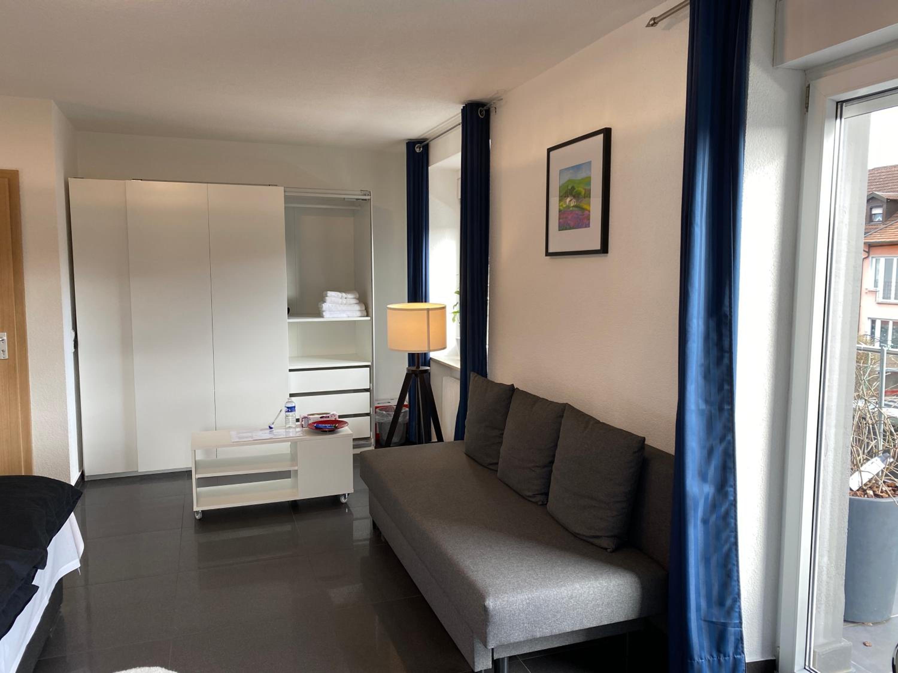 Preiswertes stilvolles Zimmer im privaten Haus mit großem schönem modernem Gemeinschaft Badenzimmer