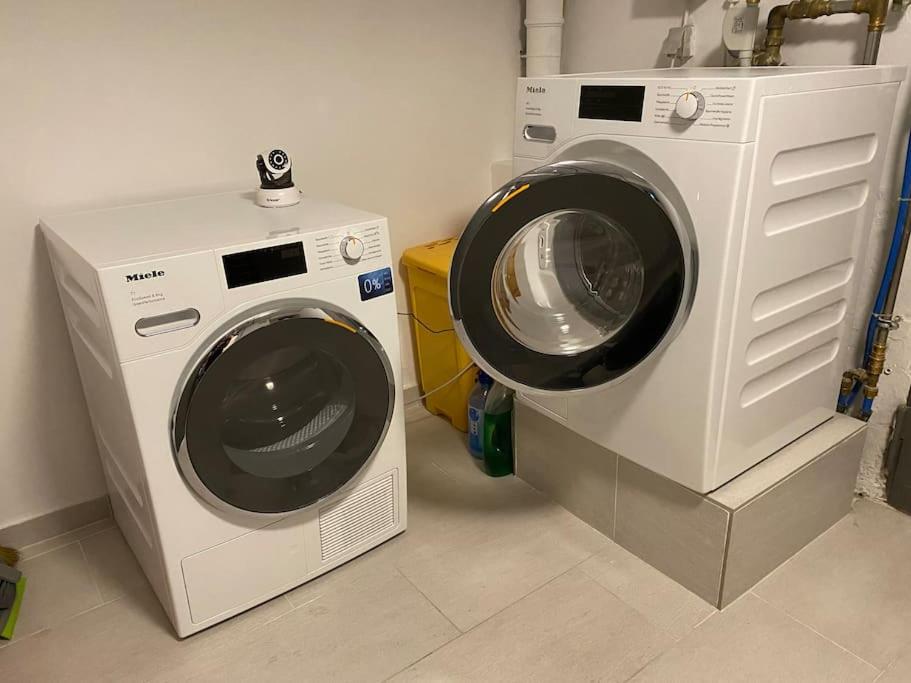 Preiswertes stilvolles Zimmer im privaten Haus mit großem schönem modernem Gemeinschaft Badenzimmer
