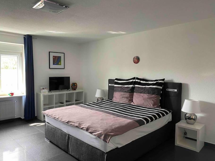 Preiswertes stilvolles Zimmer im privaten Haus mit großem schönem modernem Gemeinschaft Badenzimmer