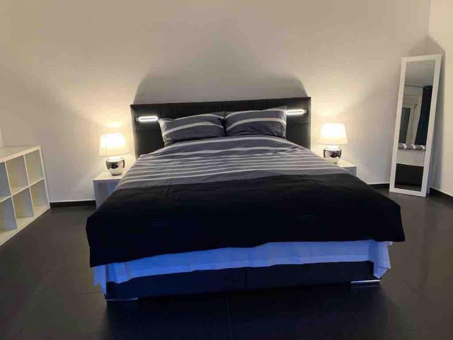 Preiswertes stilvolles Zimmer im privaten Haus mit großem schönem modernem Gemeinschaft Badenzimmer