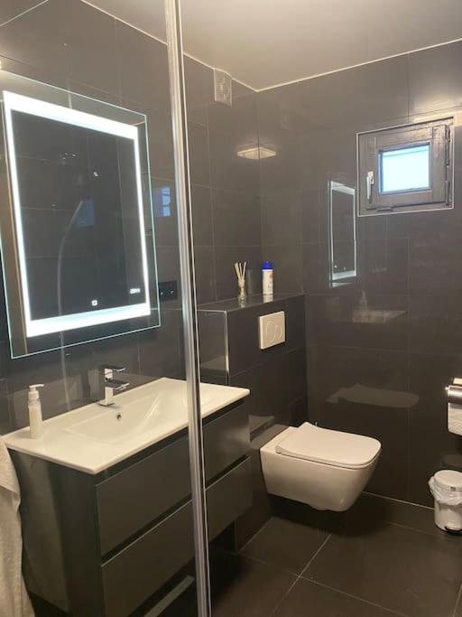 Preiswertes stilvolles Zimmer im privaten Haus mit großem schönem modernem Gemeinschaft Badenzimmer