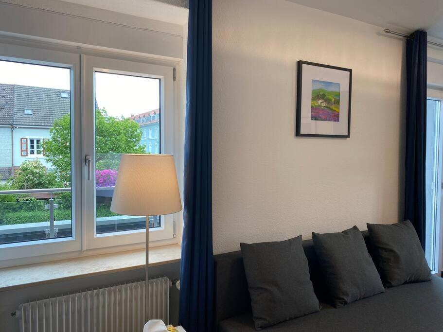 Preiswertes stilvolles Zimmer im privaten Haus mit großem schönem modernem Gemeinschaft Badenzimmer
