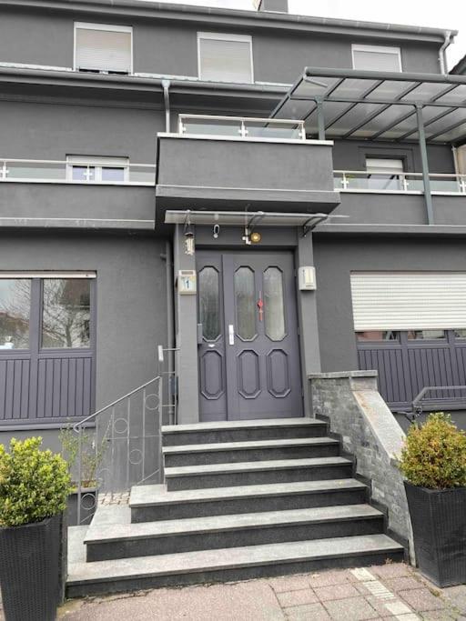 Preiswertes stilvolles Zimmer im privaten Haus mit großem schönem modernem Gemeinschaft Badenzimmer