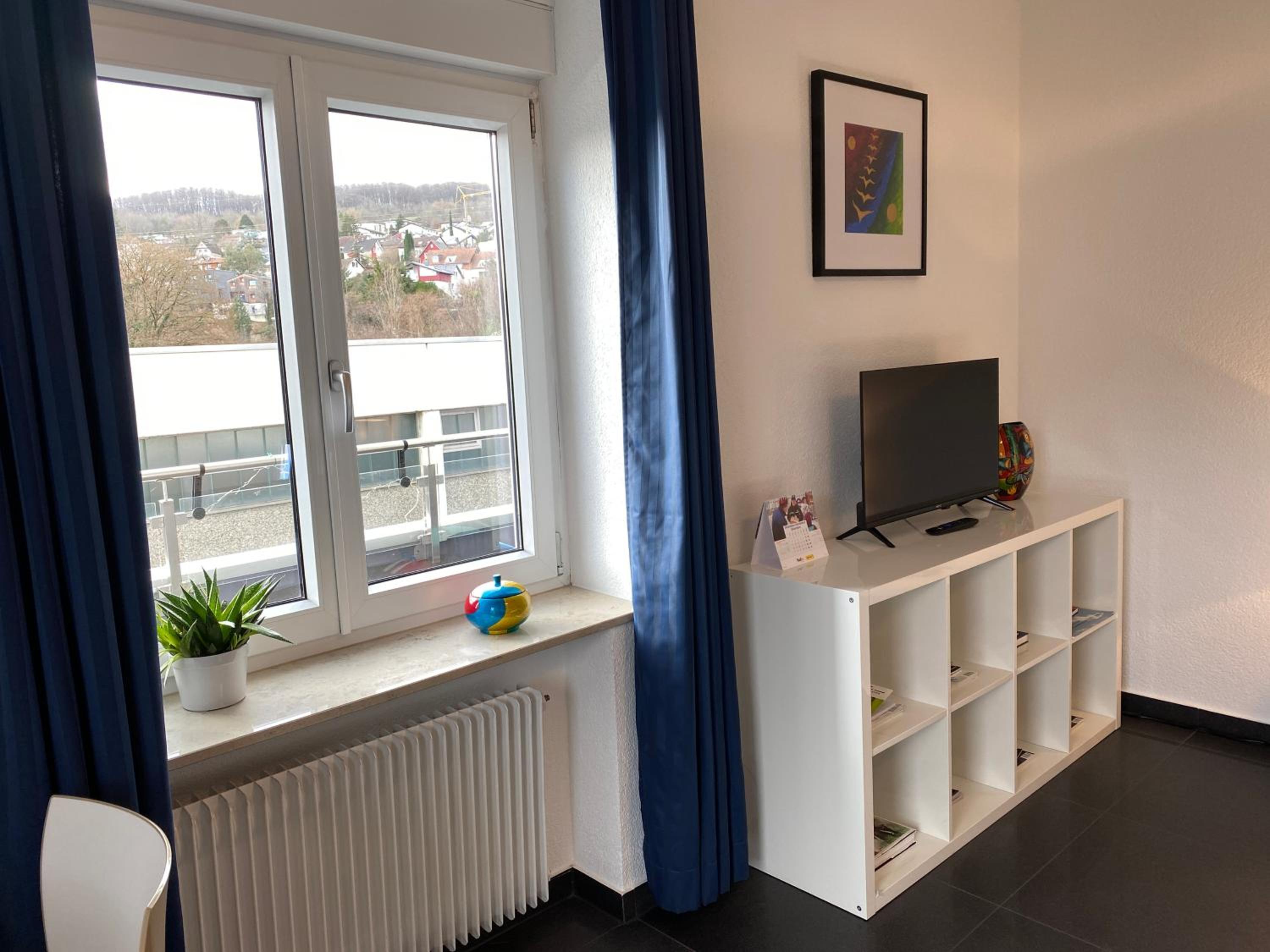 Preiswertes stilvolles Zimmer im privaten Haus mit großem schönem modernem Gemeinschaft Badenzimmer