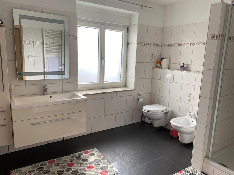 Preiswertes stilvolles Zimmer im privaten Haus mit großem schönem modernem Gemeinschaft Badenzimmer