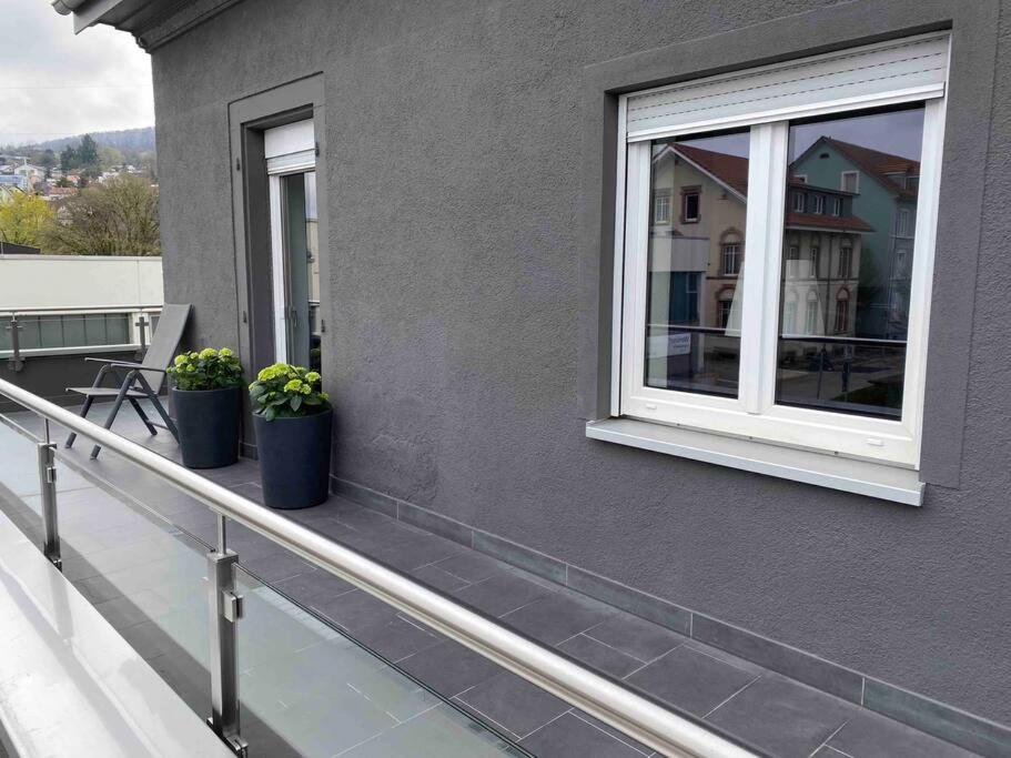 Preiswertes stilvolles Zimmer im privaten Haus mit großem schönem modernem Gemeinschaft Badenzimmer