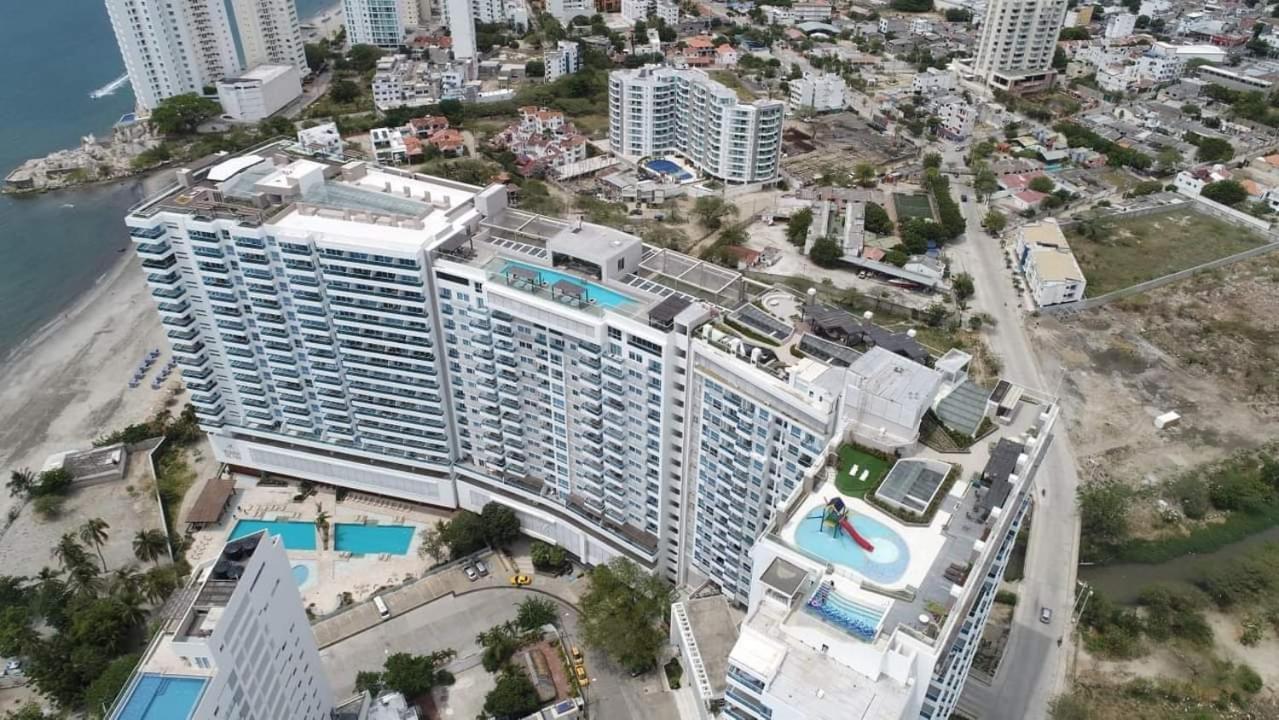 Apartamento salida directa a la playa, zona playa privada, Piscinas y jacuzzis wifi