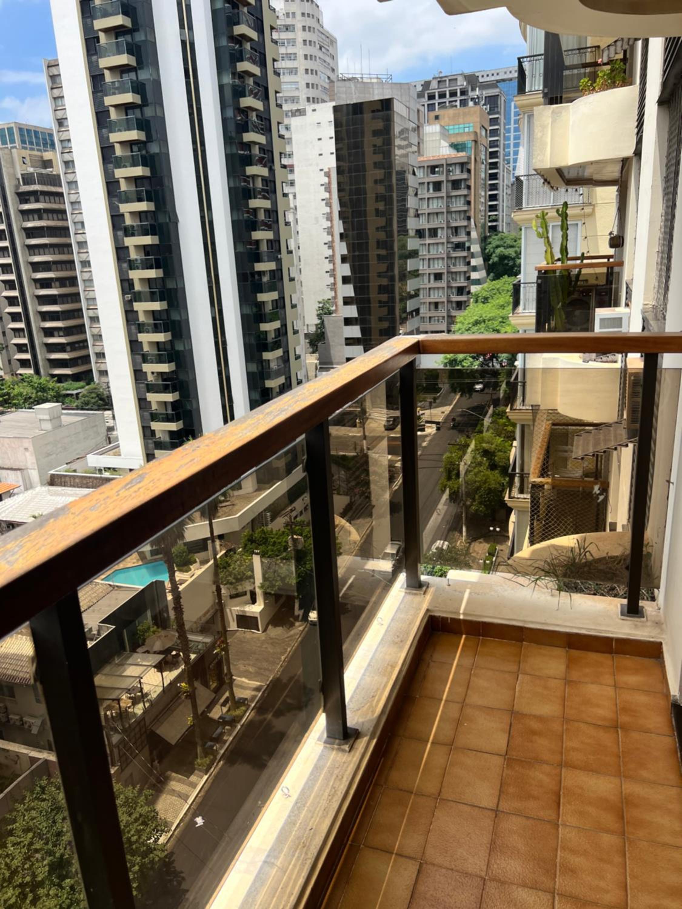 Flat Rua Haddock Lobo 867 com 2 Quartos e Sacada e Enxoval