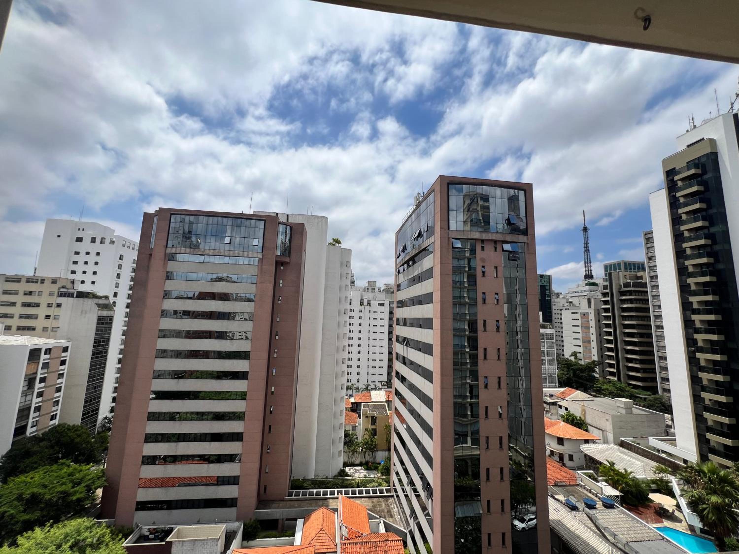Flat Rua Haddock Lobo 867 com 2 Quartos e Sacada e Enxoval