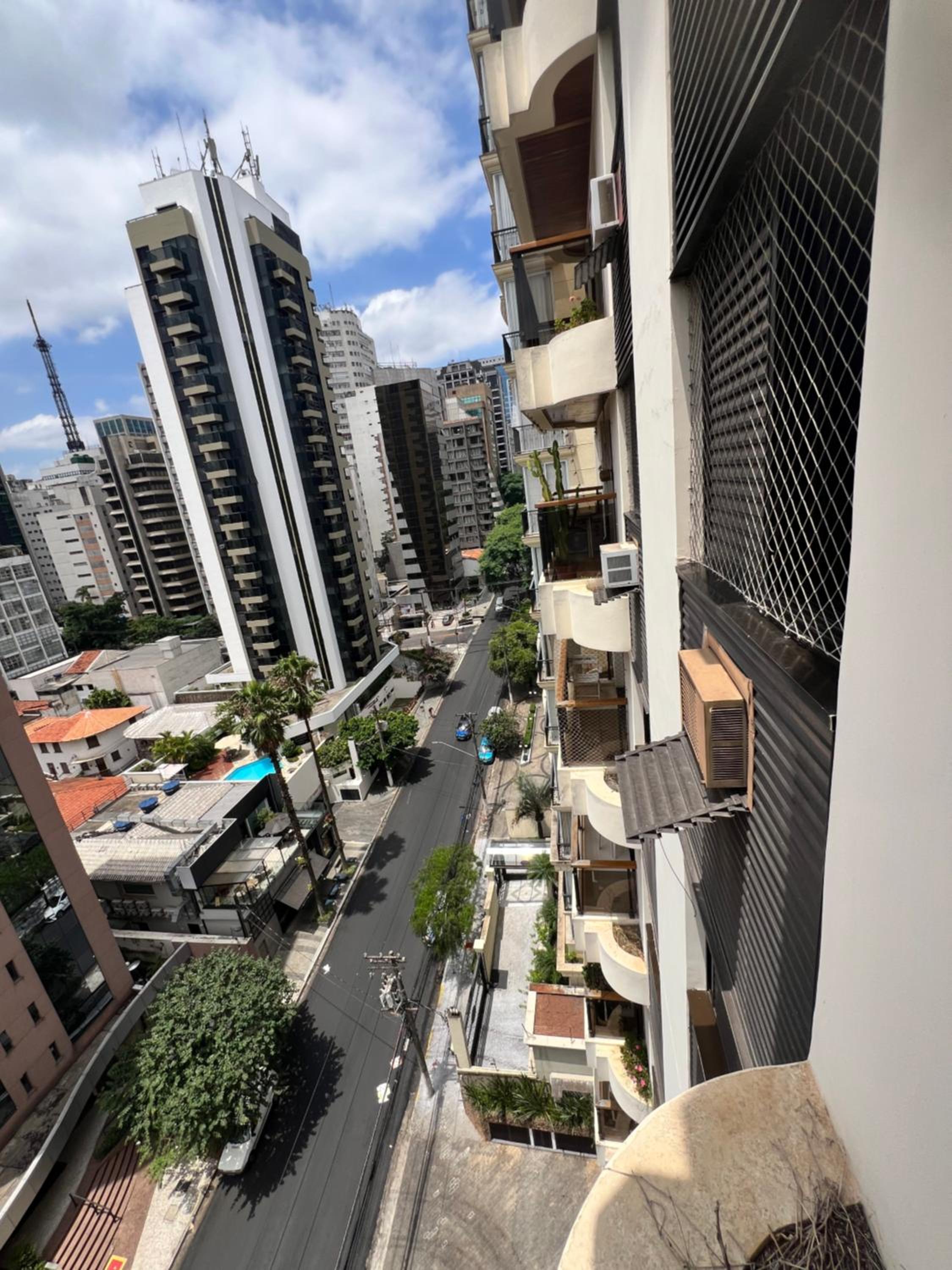 Flat Rua Haddock Lobo 867 com 2 Quartos e Sacada e Enxoval