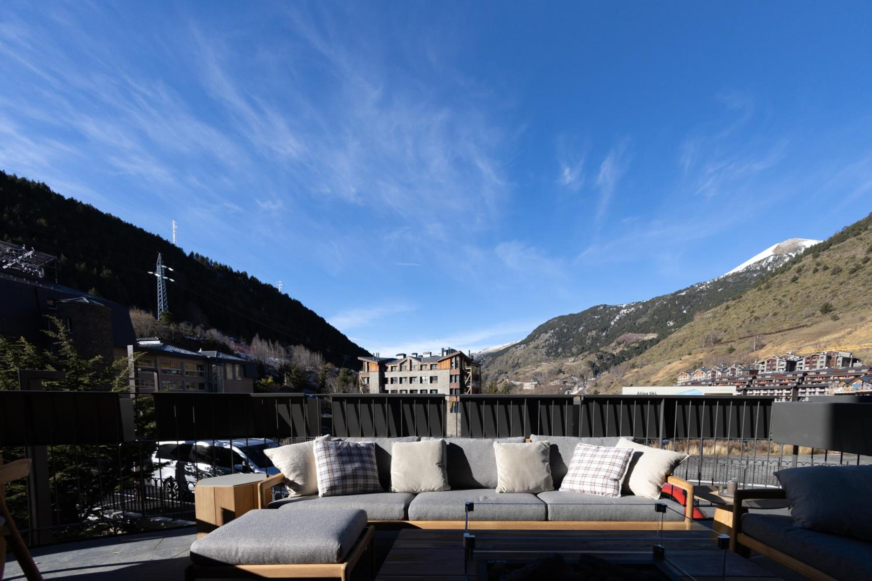 W ISARD LODGE 12 people Sauna Pool 1min Ski Lift