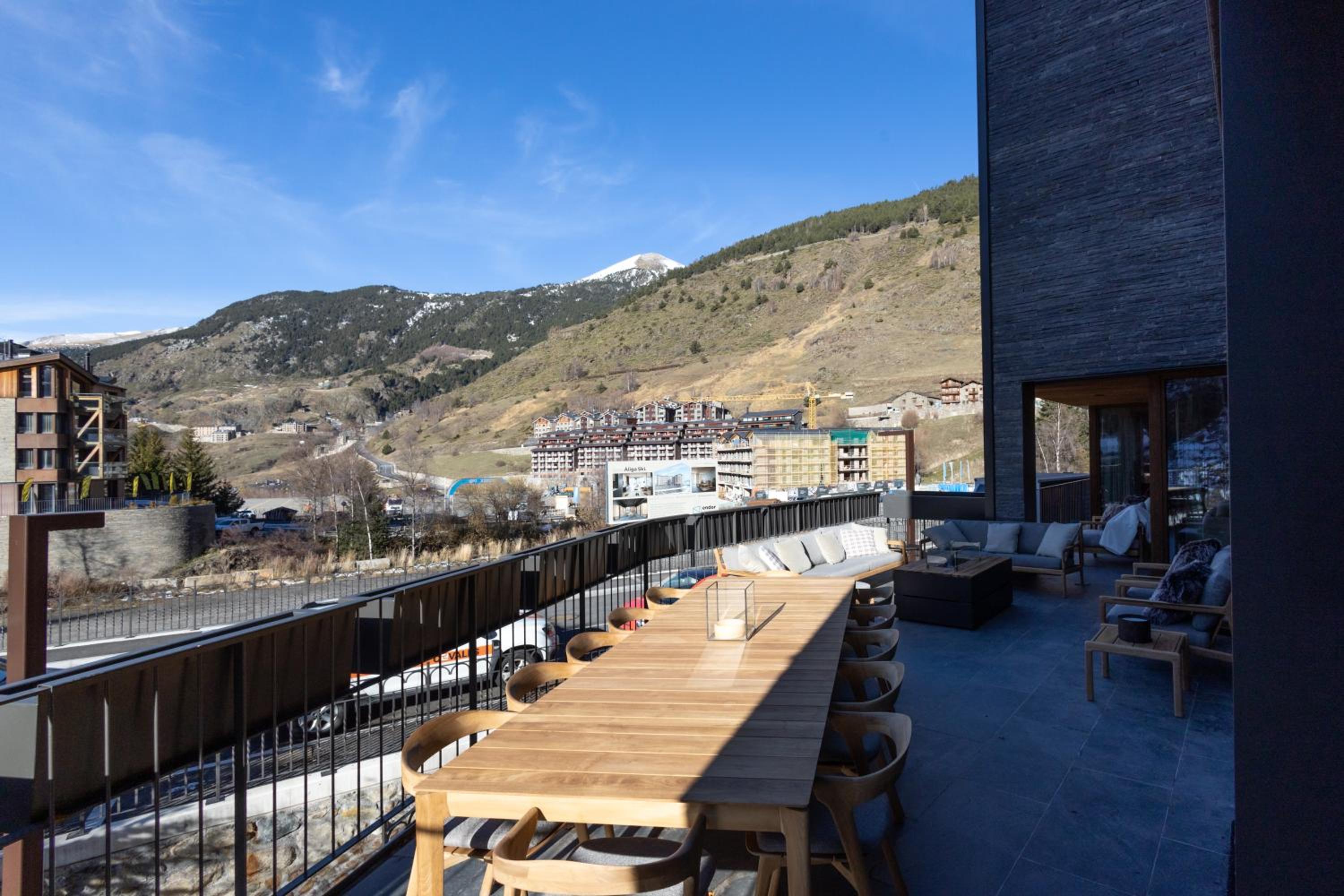 W ISARD LODGE 12 people Sauna Pool 1min Ski Lift