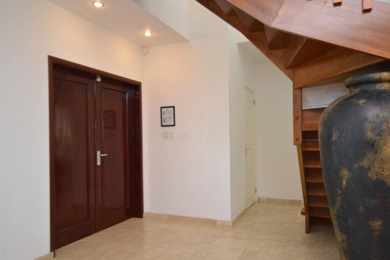 6 bdrm Villa and private Pool Gated Community 1 mile from Palm Beach
