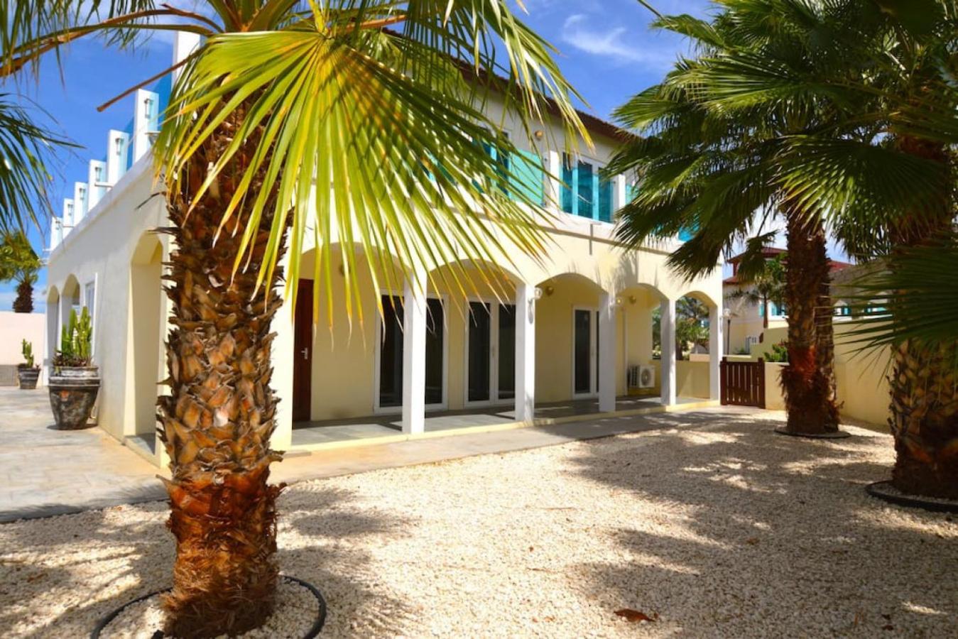 6 bdrm Villa and private Pool Gated Community 1 mile from Palm Beach