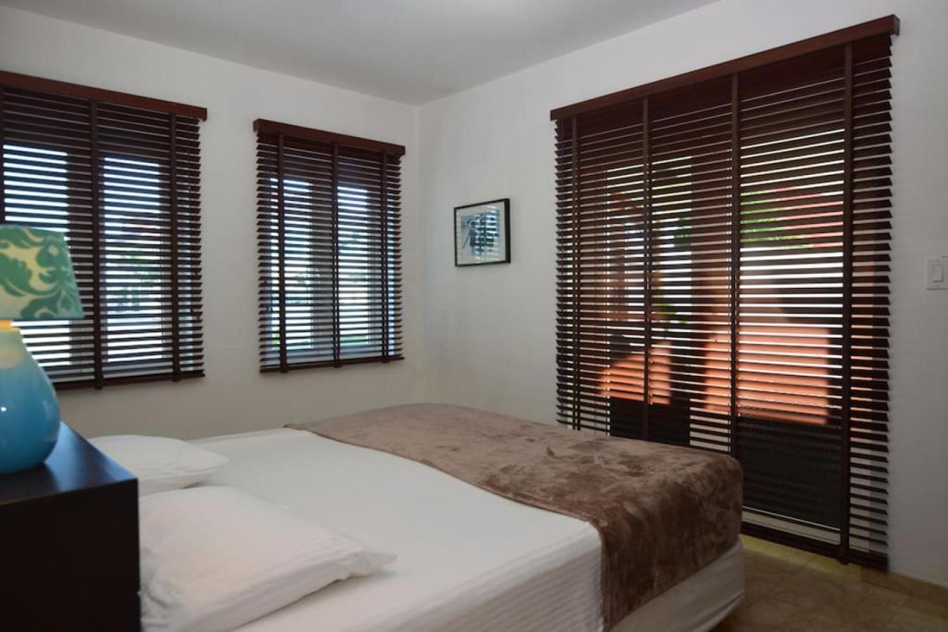 6 bdrm Villa and private Pool Gated Community 1 mile from Palm Beach