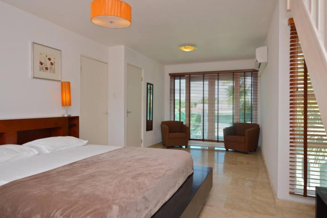 6 bdrm Villa and private Pool Gated Community 1 mile from Palm Beach