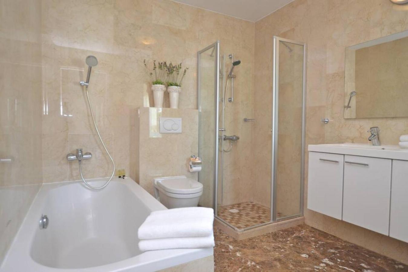 6 bdrm Villa and private Pool Gated Community 1 mile from Palm Beach