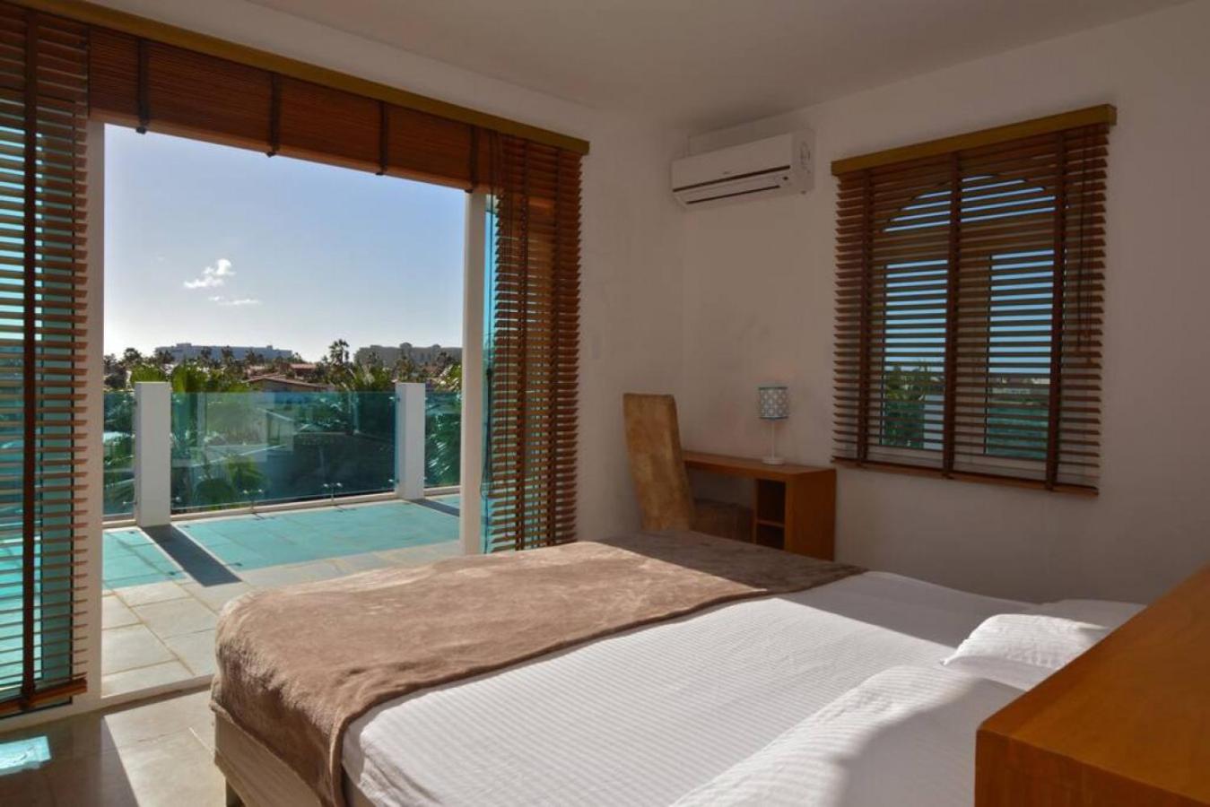 6 bdrm Villa and private Pool Gated Community 1 mile from Palm Beach